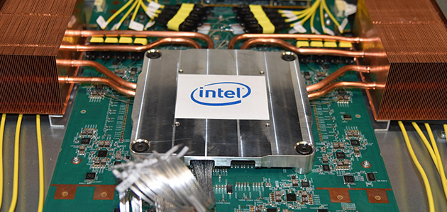 Intel показа първия в индустрията оптичен етернет суич в комбинация с фотонно устройство